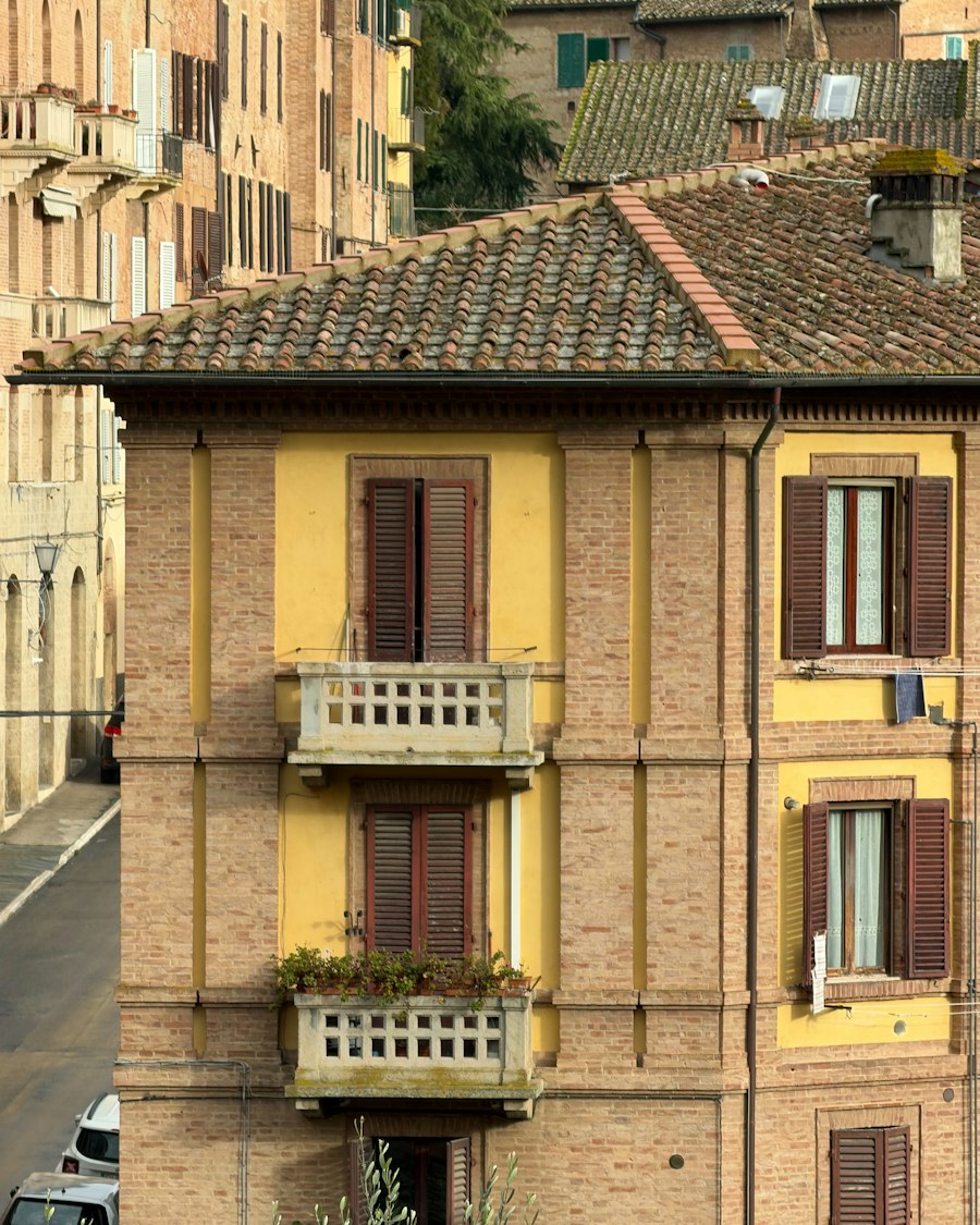 Palazzi con balconi e tetti in un quartiere italiano